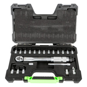 Estuche de 21 puntas y adaptadores de 1/4" con llave dinamométrica JBM.